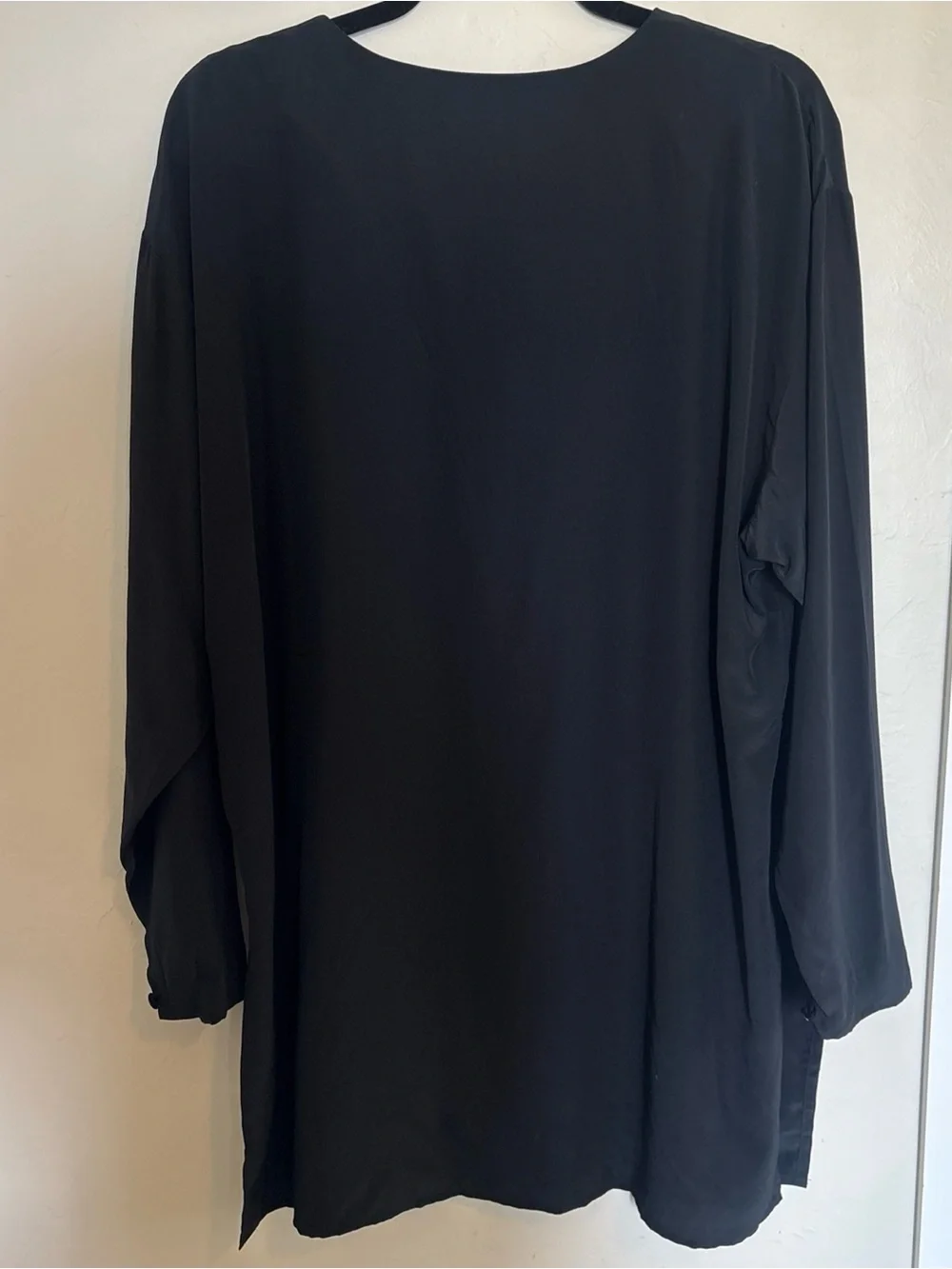 VTG 100% Silk Diane Von Furstenberg Black Long Sleeve Button-Front V-Neck Top